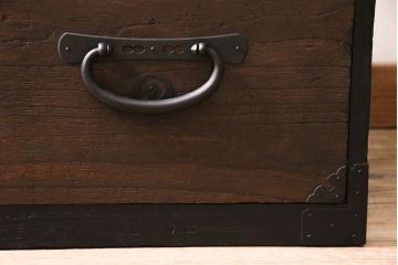 アンティーク家具　前面桐材　大きな丸金具が目を引く明治大正期の重ね箪笥(衣装箪笥、引き出し)(R-046248)