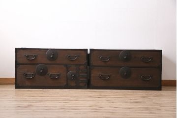 アンティーク家具　前面桐材　大きな丸金具が目を引く明治大正期の重ね箪笥(衣装箪笥、引き出し)(R-046248)