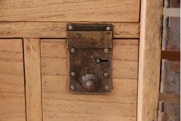 アンティーク家具　明治期　ストリップド(剥離)　総桐材　古い木の杢目が際立つ観音扉の重ね箪笥(タンス、桐箪笥、桐タンス、チェスト、桐たんす)(R-046249)