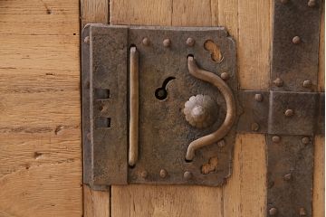 アンティーク家具　明治期　ストリップド(剥離)　総桐材　古い木の杢目が際立つ観音扉の重ね箪笥(タンス、桐箪笥、桐タンス、チェスト、桐たんす)(R-046249)