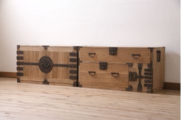 アンティーク家具　明治期　ストリップド(剥離)　総桐材　古い木の杢目が際立つ観音扉の重ね箪笥(タンス、桐箪笥、桐タンス、チェスト、桐たんす)(R-046249)