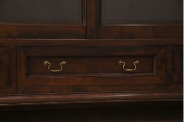 中古　ビンテージ　松本民芸家具　金色の取っ手が可愛らしいC型サイドボード(食器棚、キャビネット、収納棚)(定価約70万円)(R-046250)
