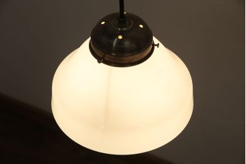 アンティーク照明　レトロな乳白色のガラスシェード照明(吊り下げ照明、天井照明)(R-046261)