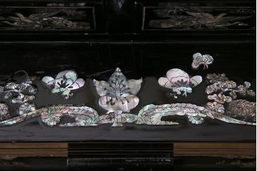 中古　韓国　螺鈿細工　存在感抜群!煌びやかで凝った意匠が目を引く鏡台(ドレッサー)(R-046263)