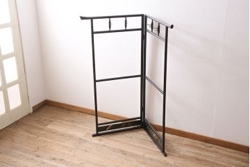 ヴィンテージ家具　昭和中期　鶴と松　漆塗りが高級感を漂わせるフック付きの衣桁(着物掛け、ハンガーラック、ビンテージ)(R-046266)