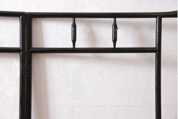 ヴィンテージ家具　昭和中期　鶴と松　漆塗りが高級感を漂わせるフック付きの衣桁(着物掛け、ハンガーラック、ビンテージ)(R-046266)