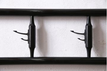 ヴィンテージ家具　昭和中期　鶴と松　漆塗りが高級感を漂わせるフック付きの衣桁(着物掛け、ハンガーラック、ビンテージ)(R-046266)
