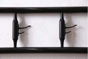 ヴィンテージ家具　昭和中期　鶴と松　漆塗りが高級感を漂わせるフック付きの衣桁(着物掛け、ハンガーラック、ビンテージ)(R-046266)