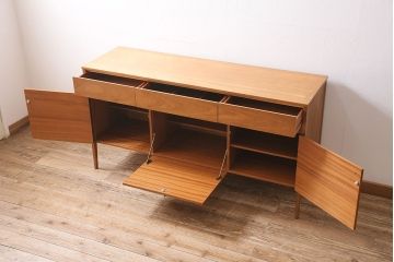 ヴィンテージ家具　イギリスビンテージ　北欧スタイルにおすすめのサイドボード(収納棚、キャビネット)(R-046276)