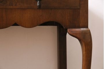 イギリスアンティーク　ウォールナット　上品な杢目が美しく現れた平机(デスク)(R-046283)