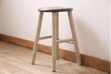 アンティーク家具　昭和中期　ブナ材　ペイント　アイボリーカラーのレトロなスツール(木製チェア、丸椅子)(R-046286)