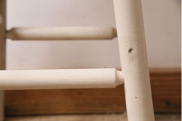 アンティーク家具　昭和中期　ブナ材　ペイント　アイボリーカラーのレトロなスツール(木製チェア、丸椅子)(R-046286)