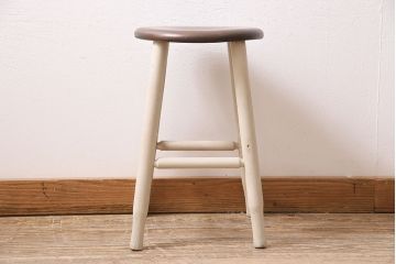 アンティーク家具　昭和中期　ブナ材　ペイント　アイボリーカラーのレトロなスツール(木製チェア、丸椅子)(R-046286)