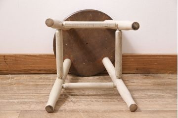 アンティーク家具　昭和中期　ブナ材　ペイント　アイボリーカラーのレトロなスツール(木製チェア、丸椅子)(R-046286)