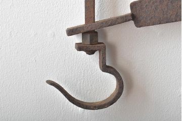 アンティーク雑貨　大正昭和初期　味のある風合いが魅力的な鉄製の自在鉤(じざいかぎ)(R-046291)