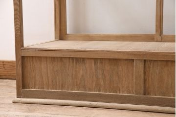 アンティーク家具　昭和初期　ストリップド(剥離)　ナラ材　素朴な木味が魅力のレトロなガラスケース(ショーケース、飾り棚、陳列棚)(R-046300)
