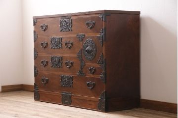 中古　伝統民芸家具　岩谷堂箪笥　天板リメイク・栗材　上品な和の雰囲気を感じさせる衣装箪笥(和タンス、チェスト、引き出し)(R-046301)