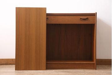 ヴィンテージ家具　北欧ビンテージ　G-PLAN(ジープラン)　チーク材　花柄のタイルトップが素敵なキャビネット(収納棚)(R-046302)