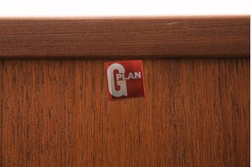 ヴィンテージ家具　北欧ビンテージ　G-PLAN(ジープラン)　チーク材　花柄のタイルトップが素敵なキャビネット(収納棚)(R-046302)