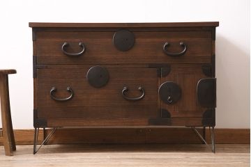 アンティーク家具　昭和中期　天板リメイク　鉄脚付き　総桐材　重厚な金具が目を引く箪笥ローボード(時代箪笥、ローチェスト、テレビ台、桐箪笥、桐たんす)(R-046303)