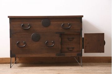 アンティーク家具　昭和中期　天板リメイク　鉄脚付き　総桐材　重厚な金具が目を引く箪笥ローボード(時代箪笥、ローチェスト、テレビ台、桐箪笥、桐たんす)(R-046303)