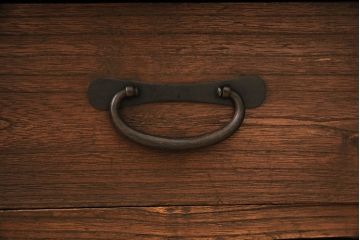 アンティーク家具　昭和中期　天板リメイク　鉄脚付き　総桐材　重厚な金具が目を引く箪笥ローボード(時代箪笥、ローチェスト、テレビ台、桐箪笥、桐たんす)(R-046303)