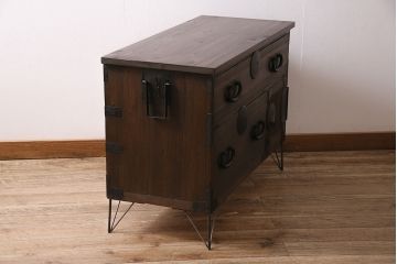アンティーク家具　昭和中期　天板リメイク　鉄脚付き　総桐材　重厚な金具が目を引く箪笥ローボード(時代箪笥、ローチェスト、テレビ台、桐箪笥、桐たんす)(R-046303)