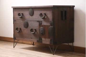 アンティーク家具　昭和中期　天板リメイク　鉄脚付き　総桐材　重厚な金具が目を引く箪笥ローボード(時代箪笥、ローチェスト、テレビ台、桐箪笥、桐たんす)(R-046303)