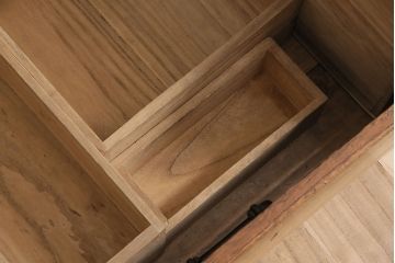 アンティーク家具　昭和中期　天板リメイク　鉄脚付き　総桐材　重厚な金具が目を引く箪笥ローボード(時代箪笥、ローチェスト、テレビ台、桐箪笥、桐たんす)(R-046303)