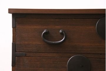 アンティーク家具　昭和中期　天板リメイク　鉄脚付き　総桐材　重厚な金具が目を引く箪笥ローボード(時代箪笥、ローチェスト、テレビ台、桐箪笥、桐たんす)(R-046303)