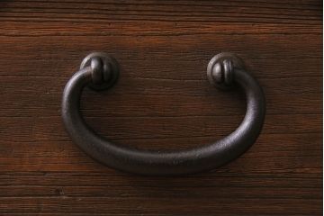 アンティーク家具　昭和中期　天板リメイク　鉄脚付き　総桐材　重厚な金具が目を引く箪笥ローボード(時代箪笥、ローチェスト、テレビ台、桐箪笥、桐たんす)(R-046303)