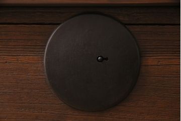 アンティーク家具　昭和中期　天板リメイク　鉄脚付き　総桐材　重厚な金具が目を引く箪笥ローボード(時代箪笥、ローチェスト、テレビ台、桐箪笥、桐たんす)(R-046303)