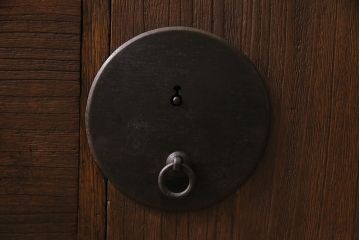 アンティーク家具　昭和中期　天板リメイク　鉄脚付き　総桐材　重厚な金具が目を引く箪笥ローボード(時代箪笥、ローチェスト、テレビ台、桐箪笥、桐たんす)(R-046303)