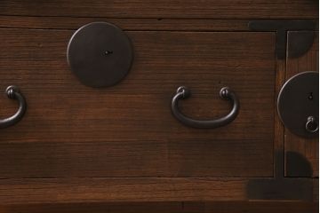 アンティーク家具　昭和中期　天板リメイク　鉄脚付き　総桐材　重厚な金具が目を引く箪笥ローボード(時代箪笥、ローチェスト、テレビ台、桐箪笥、桐たんす)(R-046303)