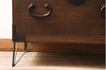 アンティーク家具　昭和中期　天板リメイク　鉄脚付き　総桐材　重厚な金具が目を引く箪笥ローボード(時代箪笥、ローチェスト、テレビ台、桐箪笥、桐たんす)(R-046303)