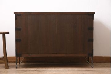 アンティーク家具　昭和中期　天板リメイク　鉄脚付き　総桐材　重厚な金具が目を引く箪笥ローボード(時代箪笥、ローチェスト、テレビ台、桐箪笥、桐たんす)(R-046303)