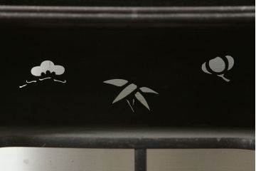 アンティーク家具　昭和初期　松竹梅の透かし入りの飾り棚(飾棚、茶棚)(R-046305)