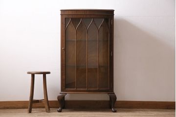 アンティーク家具　イギリスアンティーク　ウォールナット材　上品なデザインのガラスケース(ショーケース、飾り棚)(R-046306)
