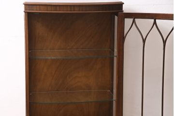 アンティーク家具　イギリスアンティーク　ウォールナット材　上品なデザインのガラスケース(ショーケース、飾り棚)(R-046306)