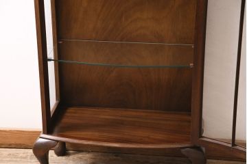 アンティーク家具　イギリスアンティーク　ウォールナット材　上品なデザインのガラスケース(ショーケース、飾り棚)(R-046306)