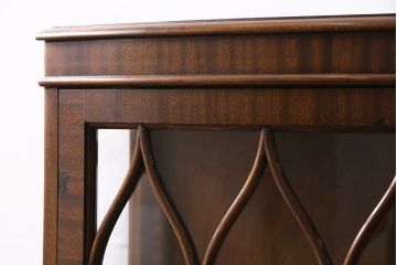 アンティーク家具　イギリスアンティーク　ウォールナット材　上品なデザインのガラスケース(ショーケース、飾り棚)(R-046306)