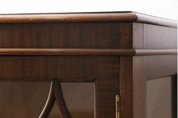 アンティーク家具　イギリスアンティーク　ウォールナット材　上品なデザインのガラスケース(ショーケース、飾り棚)(R-046306)