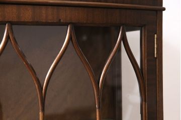 アンティーク家具　イギリスアンティーク　ウォールナット材　上品なデザインのガラスケース(ショーケース、飾り棚)(R-046306)