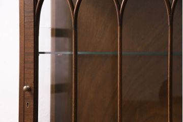 アンティーク家具　イギリスアンティーク　ウォールナット材　上品なデザインのガラスケース(ショーケース、飾り棚)(R-046306)