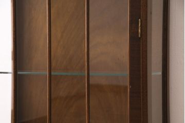 アンティーク家具　イギリスアンティーク　ウォールナット材　上品なデザインのガラスケース(ショーケース、飾り棚)(R-046306)