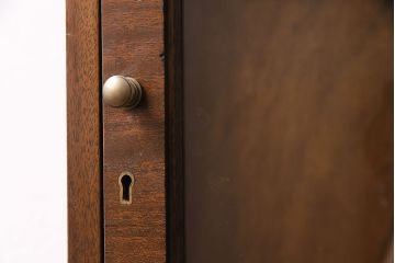 アンティーク家具　イギリスアンティーク　ウォールナット材　上品なデザインのガラスケース(ショーケース、飾り棚)(R-046306)