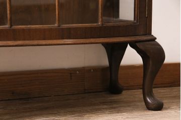 アンティーク家具　イギリスアンティーク　ウォールナット材　上品なデザインのガラスケース(ショーケース、飾り棚)(R-046306)