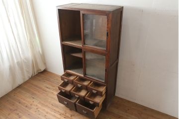 アンティーク家具　大正昭和初期　前面栗材　クリアガラス　濃い木味が魅力のレトロなガラス戸棚(収納棚、戸棚、キャビネット)(R-046308)