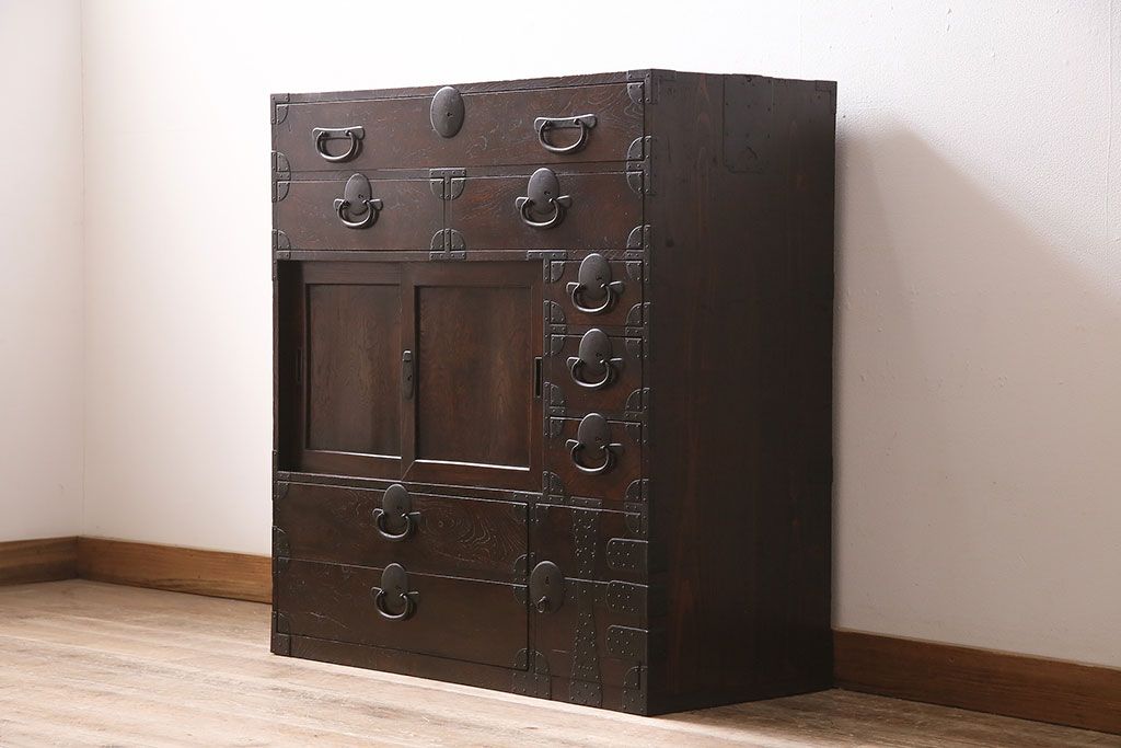 和製アンティーク　新潟県見附市産　前面ケヤキ材・玉杢　美しい杢目と金具が魅力の見附箪笥(帳場箪笥、和タンス)(R-046312)