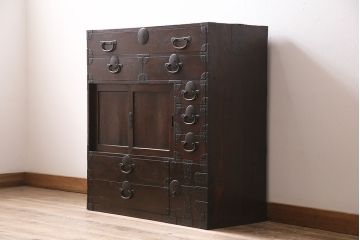 和製アンティーク　新潟県見附市産　前面ケヤキ材・玉杢　美しい杢目と金具が魅力の見附箪笥(帳場箪笥、和タンス)(R-046312)